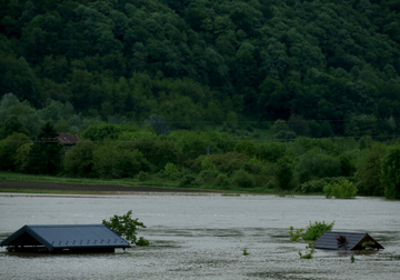 Vanredne mjere u Hrvatskoj: Očekuju jak vodeni talas, nekoliko kuća već potopljeno