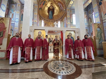 Bijeljina: Vladika Fotije služio liturgiju povodom hramovne i gradske slave (FOTO)