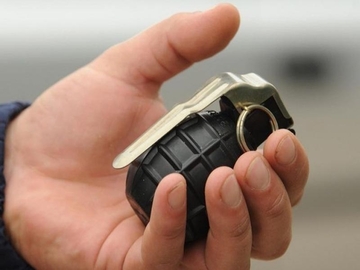 S bombom došao na sastanak na kojem su bili načelnik i ministar