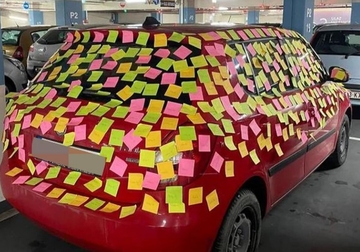 Izlijepila dečku cijeli automobil stikerima