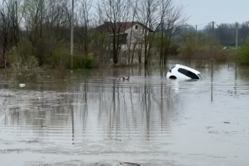 Dramatična situacija u Prijedoru: Voda nosila auto i vozača (VIDEO)