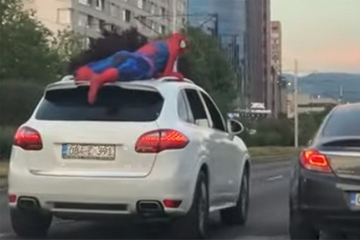 Sarajevski "Spajdermen" došao s mora pa dobio kaznu nakon vožnje na krovu