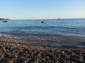 Šta se dešava u Sutomoru? Tuče i incidenti svako veče, kukaju i lokalci i turisti, a zakupci plaža se drže za glavu