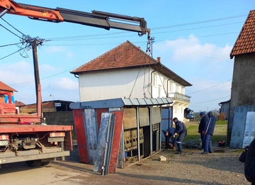 Bijeljina: Vozilom uništio trafo stanicu, dio grada ostao bez struje (FOTO)