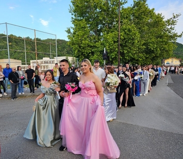 Maturanti prodefilovali ulicama Ugljevika: Najljepše je đačko doba (FOTO)