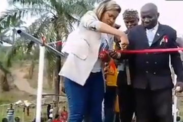 Srušio se tek izgrađeni most dok je sječena svečana vrpca