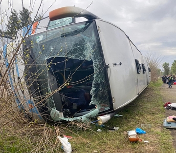 Autobus iz Srbije prevrnuo se u Mađarskoj: Vatrogasci izvlačili putnike, povrijeđena i djeca (FOTO)