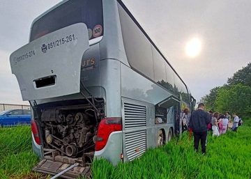 Detalji nezgode: Autobus pun đaka iz Banjaluke sletio sa puta (FOTO)