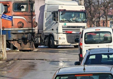 Još jedan primjer neodgovornog ponašanja vozača: Otkinuta rampa na pružnom prelazu