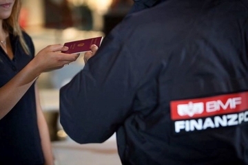Paradoksalna situacija u Beču: Finanzamt, koji lovi radnike na crno, "uhvatio" Srbina dok im je prao kancelarijske prozore