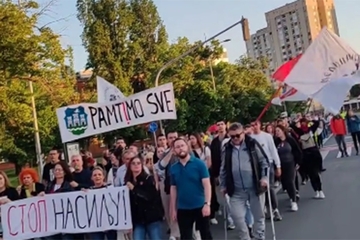 Protesti u Novom Sadu: Građani i studenti šetnjom odgovorili na policijsku brutalnost ispred DIF-a