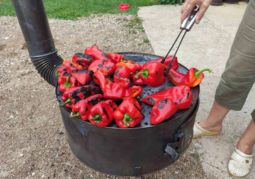 Paprene cijene paprika i paradajza, ajvar i pinđur SVE RJEĐE MIRIŠU PO DVORIŠTIMA