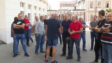 Bijeljina: Protest mještana Brodca ispred Gradske uprave (FOTO)