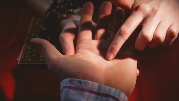 Vračara "skinula" Banjalučaninu zlatan lanac i 13.000 maraka