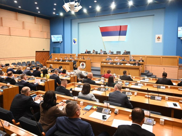 Skupština Srpske raspravlja o gubicima javnih preduzeća i odbacivanju migrantskih centara