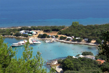 U kampu na Hvaru naplaćuju i kupanje u moru, dva evra po glavi