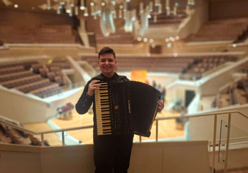 Mladi Đorđe Perić iz Ugljevika niže uspjehe, nagrađen u svjetskoj prijestonici harmonike