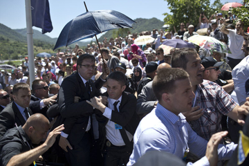 Bivši policajci pravosnažno oslobođeni za napad na Vučića u Potočarima