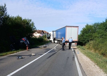 Novi detalji sudara kod Bijeljine: Auto na boku, šleper popriječen na putu (FOTO)