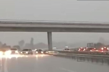 Blokirali saobraćaj da bi sačuvali vozila od kiše i grada