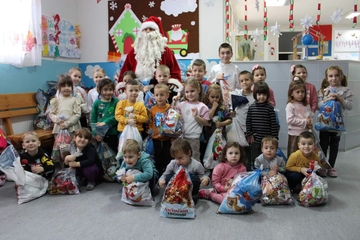 Humani Djed Mraz podijelio 107 paketića djeci u dječijem vrtiću