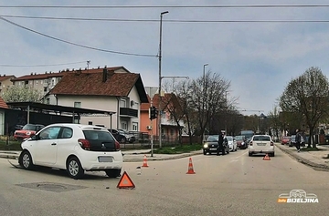 Epilog nezgode u Bijeljini: Povrijeđen vozač (FOTO)
