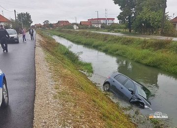 Bijeljina: "Golf" završio u kanalu (FOTO)