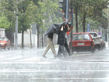 Naoblačenje i pljuskovi stižu sa zapada