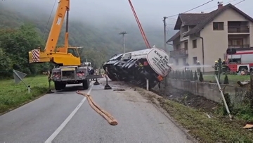 Milići: Prevrnuta cisterna izvučena iz kanala