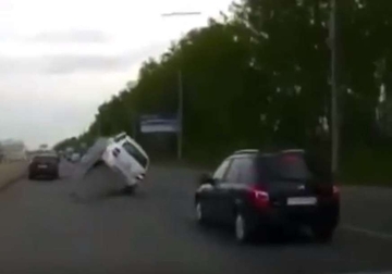 UŽASNA SCENA NA PUTU Automobil je odjednom odletio u vazduh, a razlog je bizaran