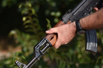 Pijan sa automatskom puškom došao pred noćni klub