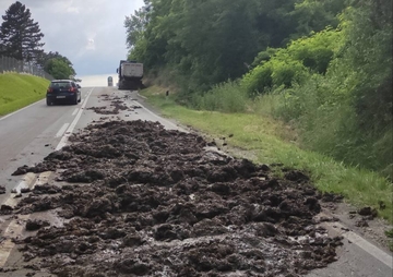 Zbog stajskog đubriva zatvorena jedna traka na izlazu iz Bijeljine (FOTO) 