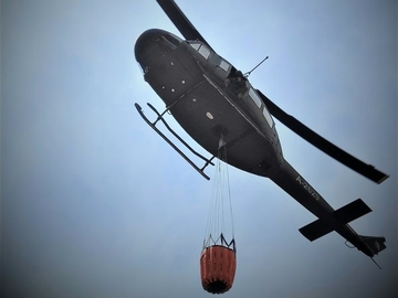 Helikopter OS BiH gasi požar na Crnom vrhu na Grmeču