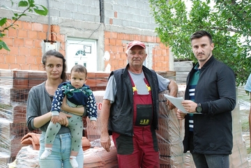 Grad Bijeljina obezbijedio materijal za krov na kući Kostića (FOTO)