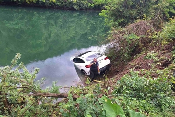 Skupocjeni mercedes sletio u Vrbas, izvlačili ga vatrogasci (FOTO)