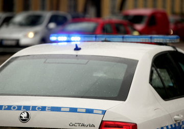 Nakon prijave porodičnog nasilja, napao policajce i oštetio 2 vozila MUP