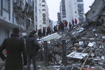 Broj žrtava razornog zemljotresa premašio 15.000, pomoć stiže sa svih strana