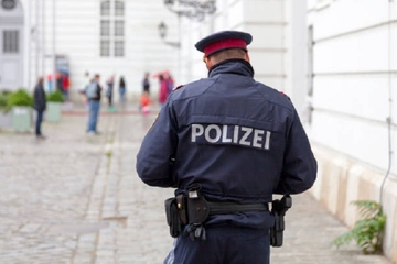 Srpkinja uhapšena u Beču, na ulici istukla sina, nasrnula i na policiju