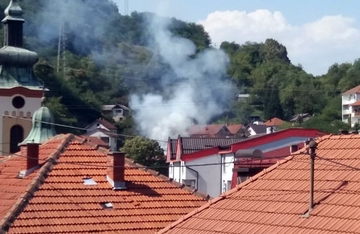 Tragedija izbjegnuta za dlaku: Izgorjela krovna konstrukcija na porodičnoj kući u Zvorniku