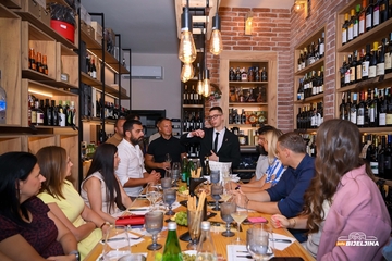 Radionica u Wine and Flower shopu Bijeljina: Gosti uživali u izvanrednim vinima vinarije Cantina Rikić sa Fruške gore (FOTO)
