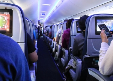 Beba nije mogla da čeka: Stjuardesa u toku leta u mikrofon rekla "Dobili smo djevojčicu" 