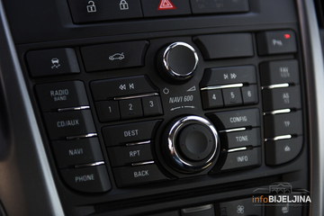 Kriminalci umjesto autoradija, kradu cijele središnje konzole