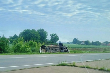 Udes na obilaznici kod Bijeljine, automobil završio na krovu