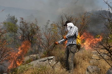 Alarmantno u Crnoj Gori: Helikopteri spasavali opkoljene vatrogasce