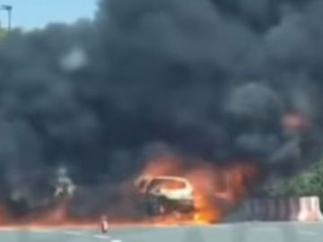 Strašan požar na naplatnim kućicama, izgorio automobil (VIDEO)