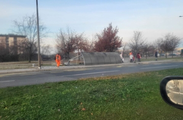 Palo autobusko stajalište sa nadstrešnicom u Novom Sadu