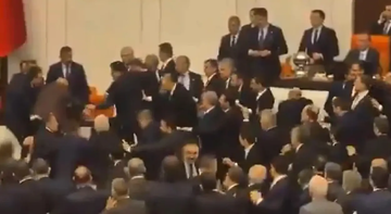 Tuča u parlamentu Turske, poslanici nasrnuli jedni na druge