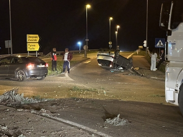 Udes na obilaznici kod Bijeljine: Vozilom "proletio" kroz kružni tok i završio na krovu (FOTO)