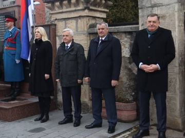 Zvaničnici položili vijence na Spomenik palim borcima VRS 