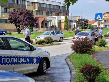 Bijeljina: Mercedesom udario pješaka, odvezlo ga vozilo Hitne